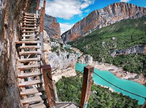 a stairway to the edge of a mountain with a river at Apartaments La Pertusa 2o in Corçà