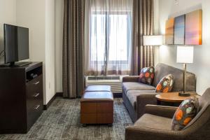 Ruang duduk di Staybridge Suites North Jacksonville, an IHG Hotel