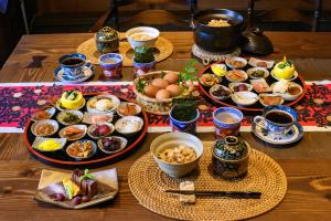 una mesa con platos de comida y tazones de comida en Sanchouka, en Saga
