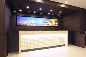 - une télévision murale à écran plat dans le hall dans l'établissement AB Hotel Omihachiman, à Ōmihachiman