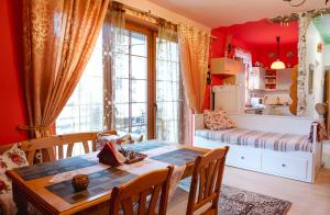 ein Esszimmer mit roten Wänden sowie einem Tisch und Stühlen in der Unterkunft Bydleni u Babicky in Bratronice