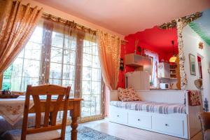 Schlafzimmer mit roten Wänden, einem Bett und einem Fenster in der Unterkunft Bydleni u Babicky in Bratronice