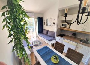 - une cuisine et une salle à manger avec une table et des chaises dans l'établissement Appartement Prestige résidence Pierre & Vacances Golfe de Saint Tropez, à Grimaud