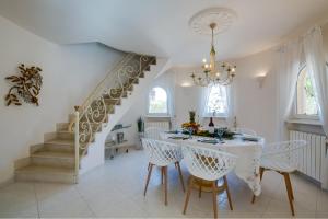 ein Esszimmer mit einem weißen Tisch und Stühlen in der Unterkunft Villa Son Serra, Pool and Chill Out close to the beach in Son Serra de Marina + 44 Fotos