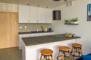 Kuchyňa alebo kuchynka v ubytovaní Apartament Zatoka + 15 fotografií