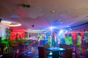 Eine Gruppe von Leuten, die ein Spiel in einer Bar spielen. in der Unterkunft Michell Hotel & Spa - Adult Only - Ultra All Inclusive in Alanya