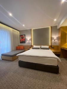 イスタンブールにあるベラ ホテルのベッドルーム1室(ベッド2台、大きな窓付)
