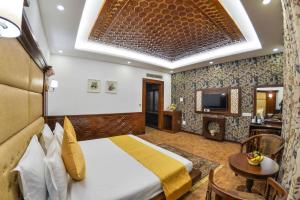Habitación de hotel con cama y mesa en THE GRAND KAISAR, en Srinagar