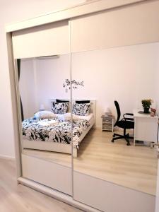 um quarto com uma cama e uma parede de vidro em Diamond Apartments em Bucareste