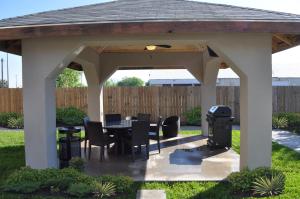 un pabellón con una mesa y una parrilla en un patio en Candlewood Suites Bay City, an IHG Hotel, en Bay City