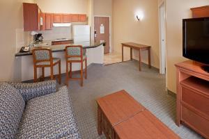 Kuchyň nebo kuchyňský kout v ubytování Staybridge Suites Lubbock-University Area, an IHG Hotel