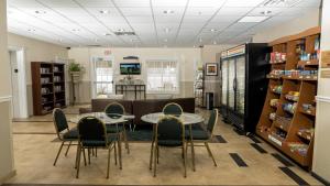 Candlewood Suites Saint Joseph - Benton Harbor, an IHG Hotel في ستيفنزفيل: غرفة طعام مع طاولة وكراسي في متجر