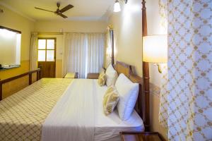 ein Schlafzimmer mit einem Bett in einem Zimmer in der Unterkunft Hotel Jai Niwas in Jaipur