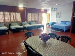 um quarto com uma mesa com um vaso de flores em Senja Bay Resort em Ilhas Perhentian