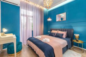Dormitorio azul con cama y escritorio en Danijela Apartments Rijeka, en Rijeka