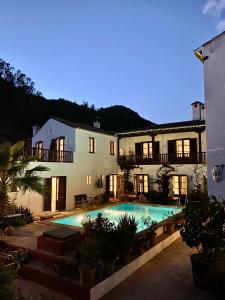 uma casa com uma piscina em frente em El Molino Estepona em Estepona