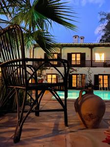 a black bench sitting in front of a house at El Molino Estepona in Estepona