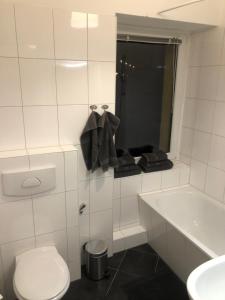 een witte badkamer met een toilet en een wastafel bij Appartement Möwe mit 2 Zimmer im Zentrum Potsdams direkt an der Havel in Potsdam
