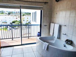 Ένα μπάνιο στο Raaswater Langebaan Self Catering +110 φωτογραφίες