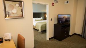 Staybridge Suites Lexington, an IHG Hotel tesisinde bir televizyon ve/veya eğlence merkezi