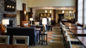 Ο χώρος του lounge ή του μπαρ στο Staybridge Suites Lexington, an IHG Hotel