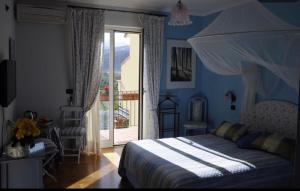 a bedroom with a bed and a sliding glass door at Villino Lenci in Trappitello