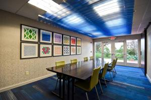 une salle de conférence avec une longue table et des chaises dans l'établissement Holiday Inn Express & Suites Schererville by IHG, à Schererville 39 autres photos