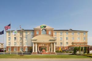 un bâtiment d'hôtel arborant un drapeau américain devant lui dans l'établissement Holiday Inn Express & Suites Schererville by IHG, à Schererville