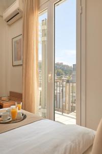 Postel nebo postele na pokoji v ubytování Athos Hotel