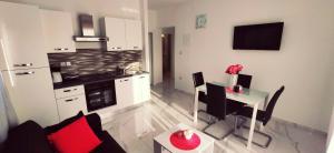 Kuchyň nebo kuchyňský kout v ubytování Apartments Samac