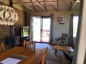 Turicum AT Monkey Rock Winery & Cider的电视和/或娱乐中心