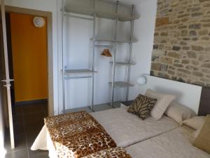 ein Wohnzimmer mit einer Couch und einer Ziegelwand in der Unterkunft La Solana de Jaca- Casa La Sierra in Novés