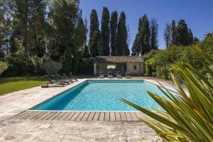 Бассейн в MAS SAINT GEORGES DE L'ORATOIRE или поблизости