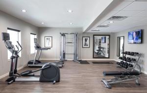 un gimnasio con varias cintas de correr y máquinas de ejercicio en Staybridge Suites Montgomery - Downtown, an IHG Hotel, en Montgomery