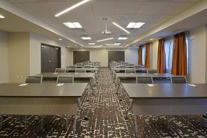 ein großes Zimmer mit Tischen und Stühlen in der Unterkunft Staybridge Suites - Little Rock - Medical Center, an IHG Hotel in Little Rock