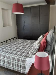 a bedroom with a bed and two pink lamps at Piccola dimora accogliente e molto panoramica in Tagliacozzo