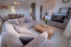 salon z kanapą i stolikiem kawowym w obiekcie Prinos Oasis Twin Villas II w mieście Prínos