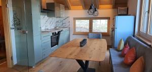 eine kleine Küche mit einem Holztisch in einem winzigen Haus in der Unterkunft Adlernest in Feldberg
