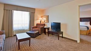 En TV eller et underholdningssystem på Holiday Inn Express Hotel & Suites Swift Current, an IHG Hotel