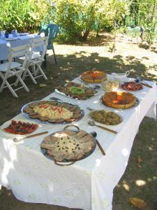 una mesa con muchos platos de comida. en Estancia Buena Vista en Esquina