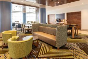 Ο χώρος του lounge ή του μπαρ στο Holiday Inn Express & Suites - Saskatoon East - University, an IHG Hotel