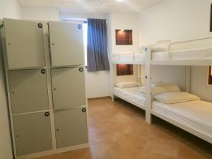 Postel nebo postele na pokoji v ubytování Benarrabá Hostel