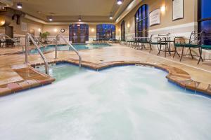 ein großer Pool mit Wasser in einem Hotel in der Unterkunft Staybridge Suites Milwaukee Airport South, an IHG Hotel in Franklin
