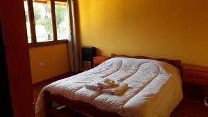 เตียงในห้องที่ Lago Puelo Departamentos Turisticos