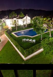 Bazén v ubytovaní Apartamentos Golf Place alebo v jeho blízkosti