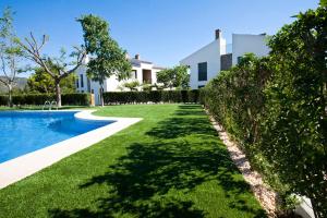 Bazén v ubytovaní Apartamentos Golf Place alebo v jeho blízkosti