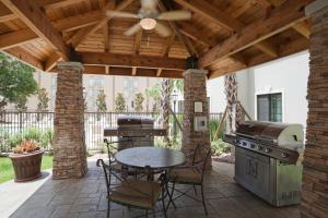 un patio al aire libre con mesa y parrilla en Staybridge Suites Lafayette-Airport, an IHG Hotel, en Lafayette