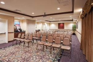 una sala de conferencias con una fila de sillas y un podio en Staybridge Suites Lafayette-Airport, an IHG Hotel, en Lafayette