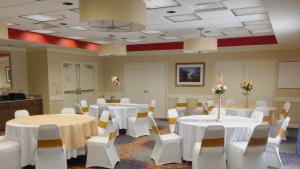 - une salle de banquet avec des tables blanches et des chaises blanches dans l'établissement Holiday Inn Express Hotel & Suites Morgan City- Tiger Island, an IHG Hotel, à Morgan City