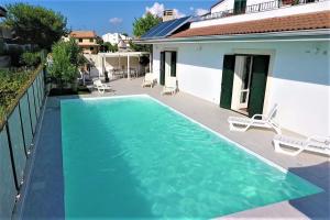 - une piscine dans l'arrière-cour d'une maison dans l'établissement Villa Pantarei, à Pozzallo